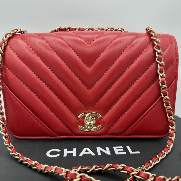 This is a 100% authentic CHANEL Calfskin Chevron Small Flap handbag in 19A Red. - Picture 2 of 16